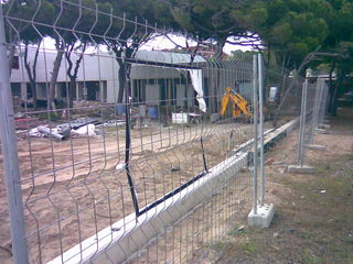 Construcci&oacute;n de la valla que tiene que separar el Centro C&iacute;vico de Gav&agrave; Mar de la nueva 'Escola Gav&agrave; Mar' (15 de Mayo de 2008)